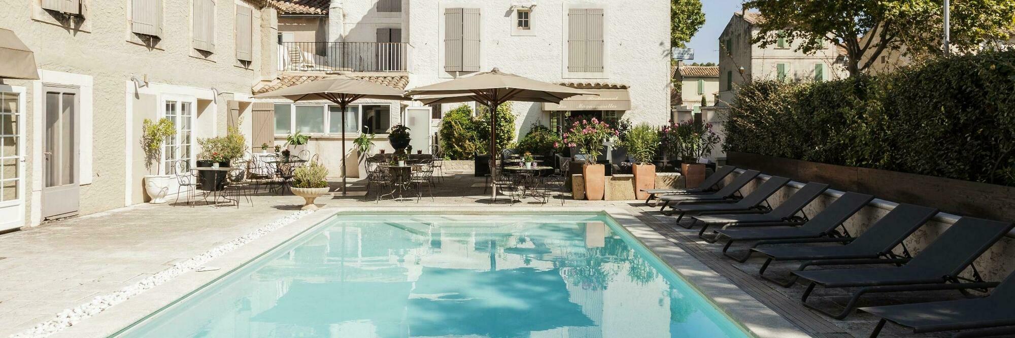 La Touloubre Hotel La Barben Exterior photo
